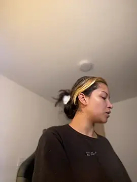 Snapshot of baby_lizy chatting on December 3, 2025, 8:30 pm baby lizy online show from December 3, 2025, 8:30 pm