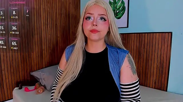 Snapshot of curvy_rousi chatting on October 31, 2025, 12:02 pm curvy rousi online show from October 31, 2025, 12:02 pm