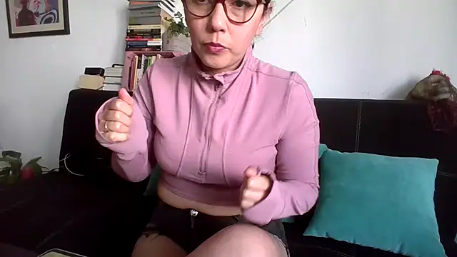 Snapshot of Tiramisu89 chatting on November 8, 2025, 6:00 pm Tiramisu89 online show from November 8, 2025, 6:00 pm