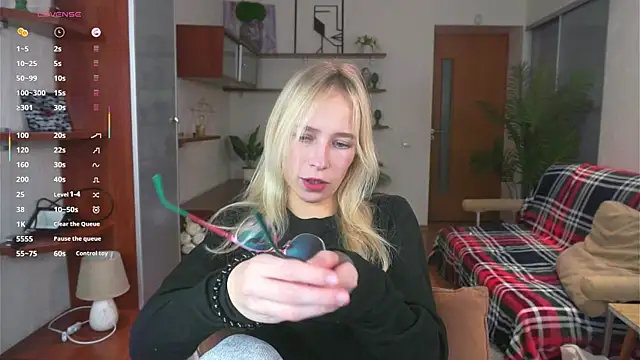 Snapshot of LynetBurby chatting on October 24, 2025, 4:28 pm LynetBurby online show from October 24, 2025, 4:28 pm