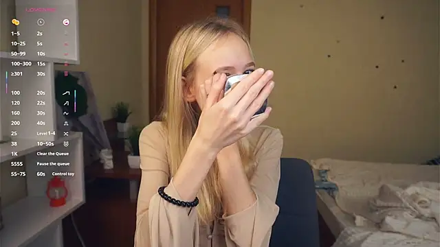 Snapshot of LynetBurby chatting on October 23, 2025, 2:27 pm LynetBurby online show from October 23, 2025, 2:27 pm