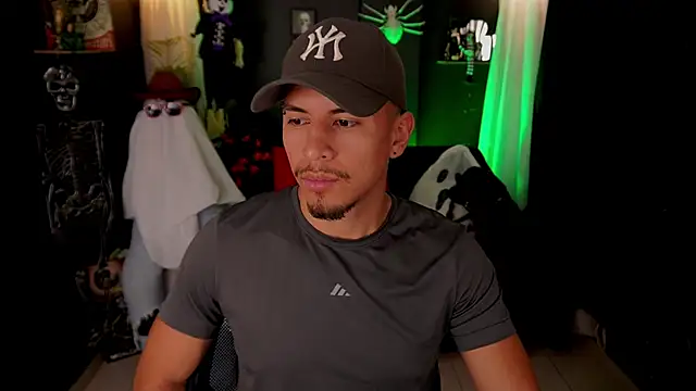 Snapshot of Aaronfox_x chatting on October 24, 2025, 1:37 am Aaronfox x online show from October 24, 2025, 1:37 am