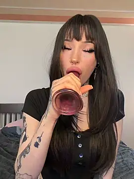 madelinexx online show from April 10, 2026, 9:05 am