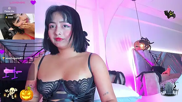 Snapshot of KimVelezz chatting on November 3, 2025, 7:17 pm KimVelezz online show from November 3, 2025, 7:17 pm