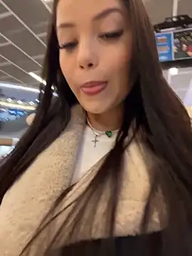 Snapshot of Chloe__Moon chatting on December 4, 2025, 1:10 pm Chloe Moon online show from December 4, 2025, 1:10 pm