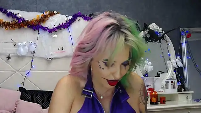 Snapshot of IssaSmith chatting on October 31, 2025, 8:00 am IssaSmith online show from October 31, 2025, 8:00 am