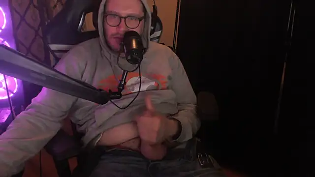 chicostick413 online show from April 18, 2026, 11:27 pm