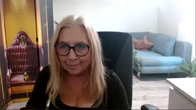 Snapshot of sofia_xkiss chatting on November 6, 2025, 2:43 pm sofia xkiss online show from November 6, 2025, 2:43 pm