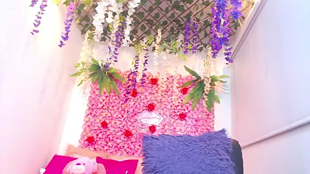 Snapshot of BLONDE_SEXYHOT chatting on November 3, 2025, 11:30 pm BLONDE SEXYHOT online show from November 3, 2025, 11:30 pm