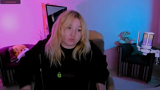 Snapshot of juli_kisss chatting on October 14, 2025, 11:47 pm juli kisss online show from October 14, 2025, 11:47 pm