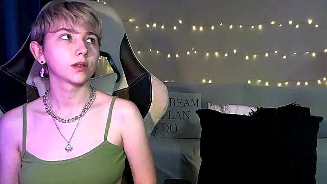 velvetvalkyries online show from March 18, 2025, 5:55 pm