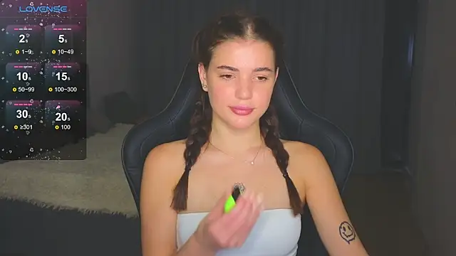 adrianawow1 online show from October 28, 2025, 7:35 pm