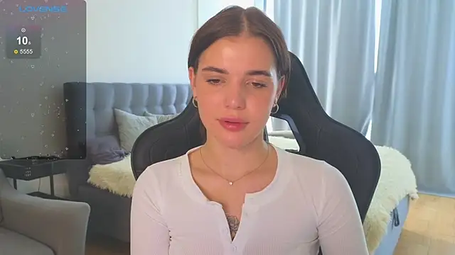 adrianawow1 online show from October 4, 2025, 12:17 pm