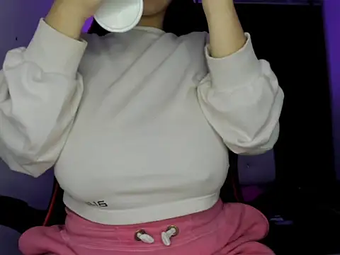 silviamilk online show from November 25, 2025, 4:02 am