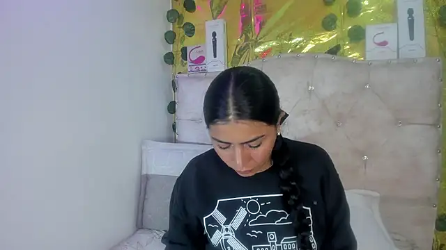 Snapshot of cristalconnorr chatting on May 14, 2026, 2:47 pm cristalconnorr online show from May 14, 2026, 2:47 pm