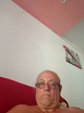 Snapshot of gianbragallini chatting on August 3, 2026, 12:33 pm gianbragallini online show from August 3, 2026, 12:33 pm