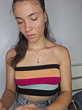 Snapshot of HelenHoltz chatting on December 3, 2025, 1:43 pm HelenHoltz online show from December 3, 2025, 1:43 pm