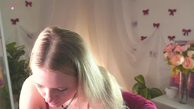 MaydaFoulk online show from April 19, 2026, 1:06 am