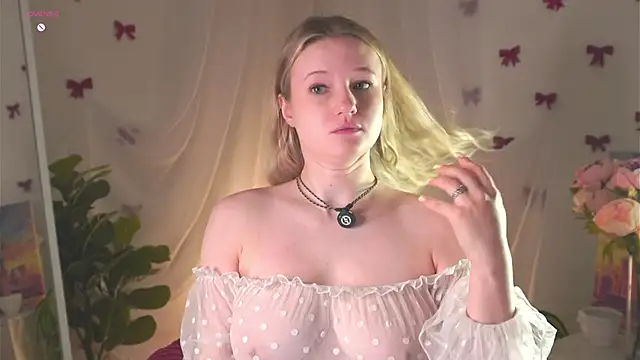 MaydaFoulk online show from April 22, 2026, 1:12 am