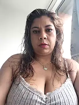 Snapshot of Laura-Hernandez chatting on July 8, 2026, 5:02 pm Laura-Hernandez online show from July 8, 2026, 5:02 pm