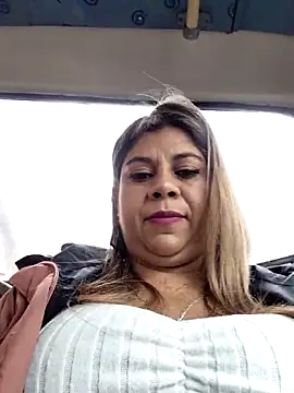 Snapshot of Laura-Hernandez chatting on November 25, 2025, 2:39 pm Laura-Hernandez online show from November 25, 2025, 2:39 pm