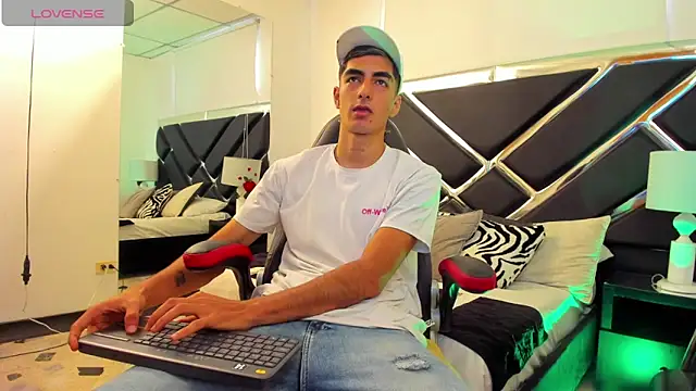 Snapshot of DimitryHank chatting on December 28, 2024, 5:35 pm DimitryHank online show from December 28, 2024, 5:35 pm