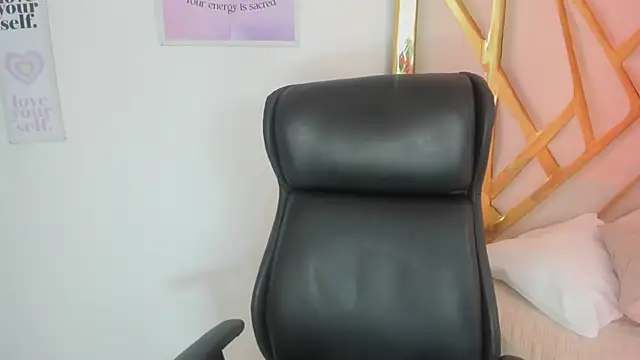LanaJones  online show from June 4, 2026, 1:27 pm