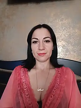 Snapshot of FireLily332 chatting on February 7, 2025, 1:11 pm FireLily332 online show from February 7, 2025, 1:11 pm