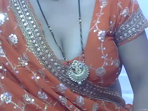 HOT-SEEMAA online show from May 3, 2026, 11:30 pm
