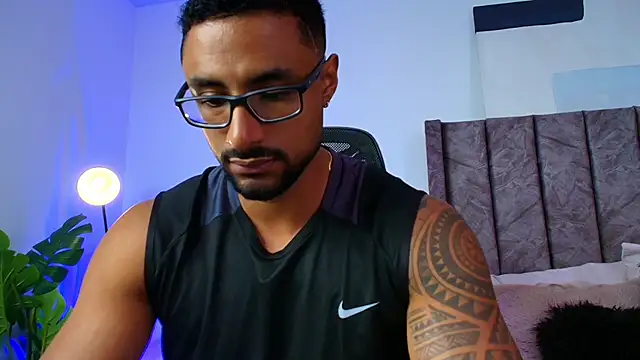 LiamGarcia1 online show from December 5, 2025, 3:43 pm