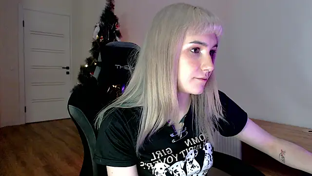 Snapshot of Princess_Shy___ chatting on February 18, 2025, 5:42 pm Princess Shy    online show from February 18, 2025, 5:42 pm