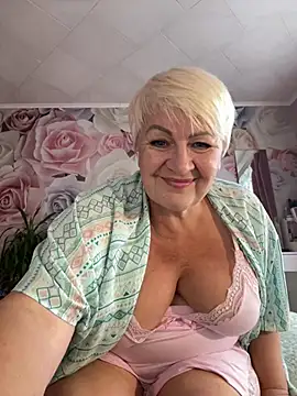 Snapshot of Laura_Millf chatting on July 6, 2026, 5:04 pm Laura Millf online show from July 6, 2026, 5:04 pm