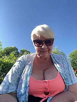 Snapshot of Laura_Millf chatting on July 18, 2026, 2:47 pm Laura Millf online show from July 18, 2026, 2:47 pm