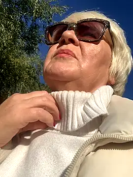 Snapshot of Laura_Millf chatting on October 9, 2025, 9:32 am Laura Millf online show from October 9, 2025, 9:32 am