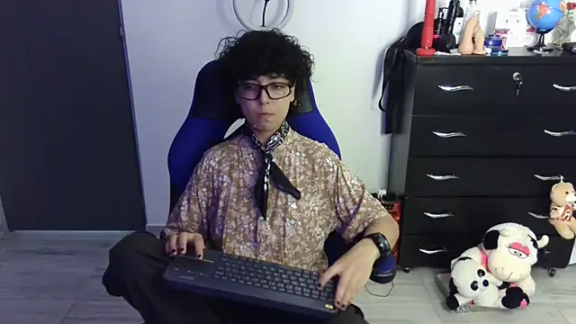 thomascooper7 online show from April 12, 2026, 8:34 pm