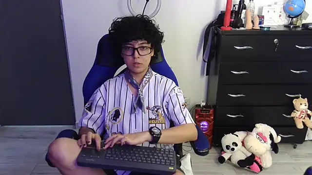 thomascooper7 online show from April 18, 2026, 6:21 pm