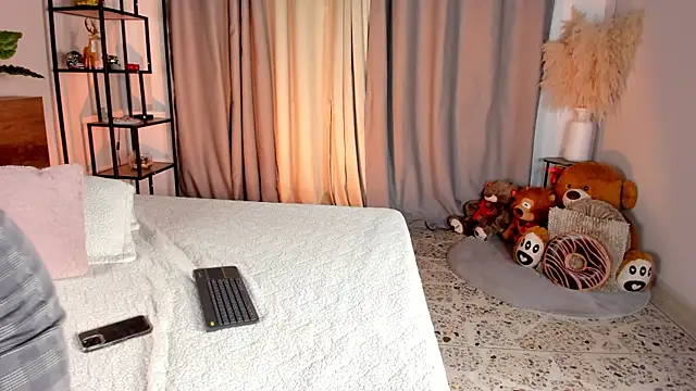 amber maxwell online show from April 4, 2026, 8:15 pm