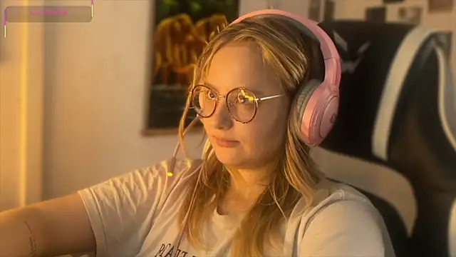 JacyWinslat online show from September 18, 2025, 2:20 pm