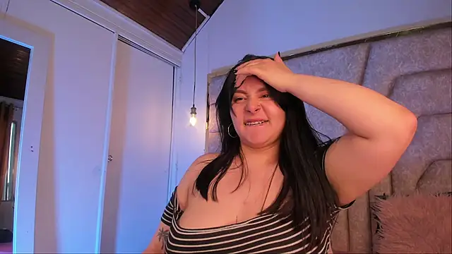 EmaJames25 online show from December 5, 2025, 7:23 pm