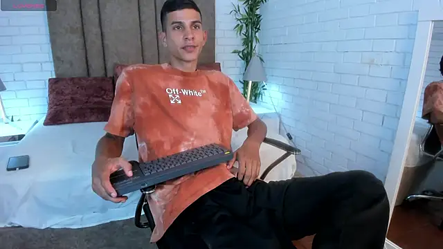 Aaron Scoot online show from December 20, 2024, 11:16 pm