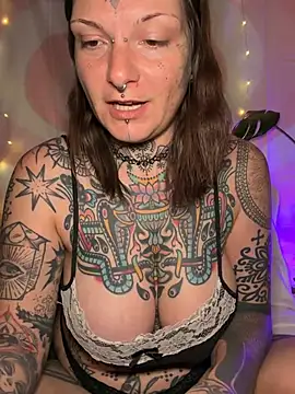 lizzardqueeen online show from March 16, 2026, 4:09 am