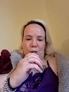 Bigbustedcurvylady online show from May 18, 2026, 6:23 pm
