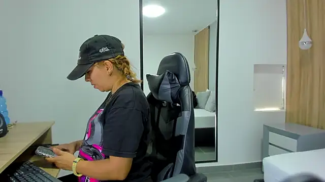 alma fenix online show from December 22, 2025, 12:38 pm