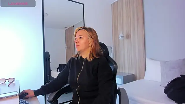 alma fenix online show from December 5, 2025, 12:37 pm