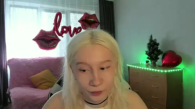 Snapshot of EnigmaSee chatting on April 5, 2026, 9:16 am EnigmaSee online show from April 5, 2026, 9:16 am