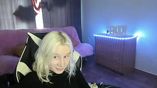 Snapshot of EnigmaSee chatting on May 18, 2026, 5:23 am EnigmaSee online show from May 18, 2026, 5:23 am