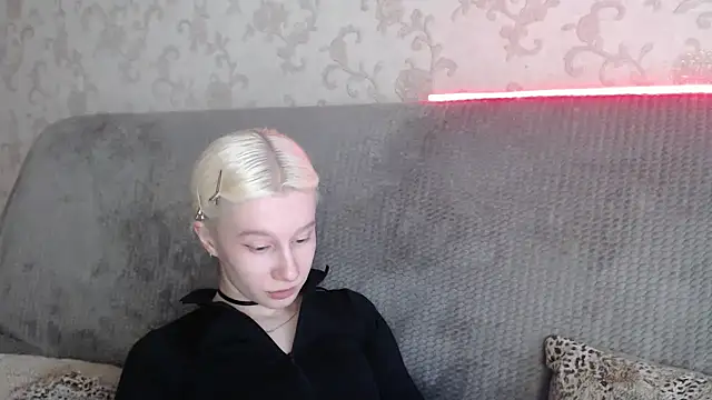 Snapshot of EnigmaSee chatting on April 10, 2026, 10:44 am EnigmaSee online show from April 10, 2026, 10:44 am
