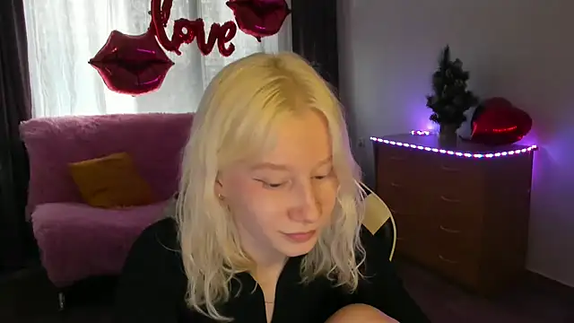 Snapshot of EnigmaSee chatting on April 6, 2026, 9:10 am EnigmaSee online show from April 6, 2026, 9:10 am