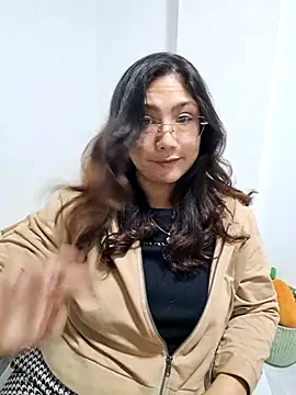 Snapshot of Mia_Ruiz chatting on November 4, 2025, 3:10 am Mia Ruiz online show from November 4, 2025, 3:10 am