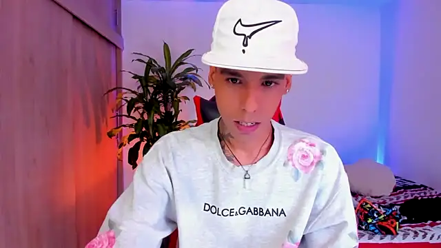 aldrinwhite online show from April 16, 2026, 9:39 pm